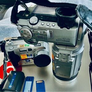 Collectors Sony Lot DSC-F707 & DSC-S50 Digital Camera 1 Battery  2 Memory Sticks